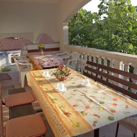 Ferienwohnung Mit Balkon Fuer Fuenf Personen * Pula