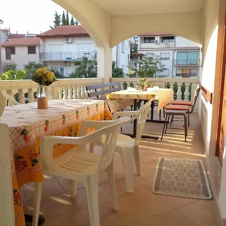 Ferienwohnung Mit Balkon Fuer Fuenf Personen Pula