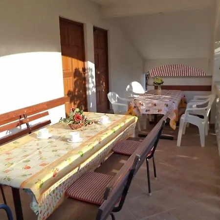 Ferienwohnung Mit Balkon Fuer Fuenf Personen Apartment